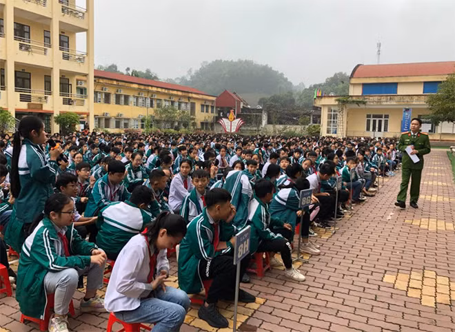 Nhiều năm qua, các nhà trường thường xuyên mời cán bộ công an phổ biến, giáo dục pháp luật cho học sinh.