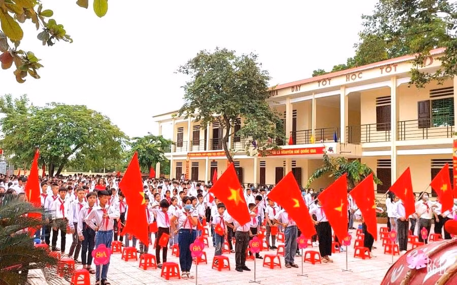 Buổi sinh hoạt dưới cờ của học sinh Trường THCS Hà Thạch.