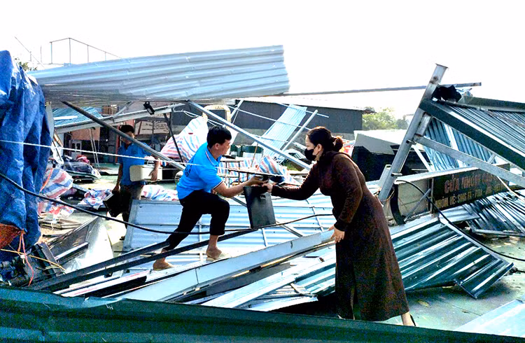 Hộ ông Nguyễn Tiến Dũng trú tại khu Thống Nhất, thị trấn Thanh Sơn (huyện Thanh Sơn) bị thiệt hại nặng do mưa dông.