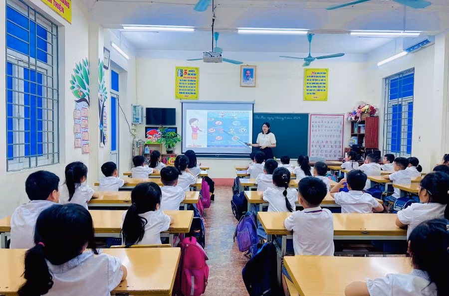 Tiết học của cô và trò Trường Tiểu học Gia Cẩm.