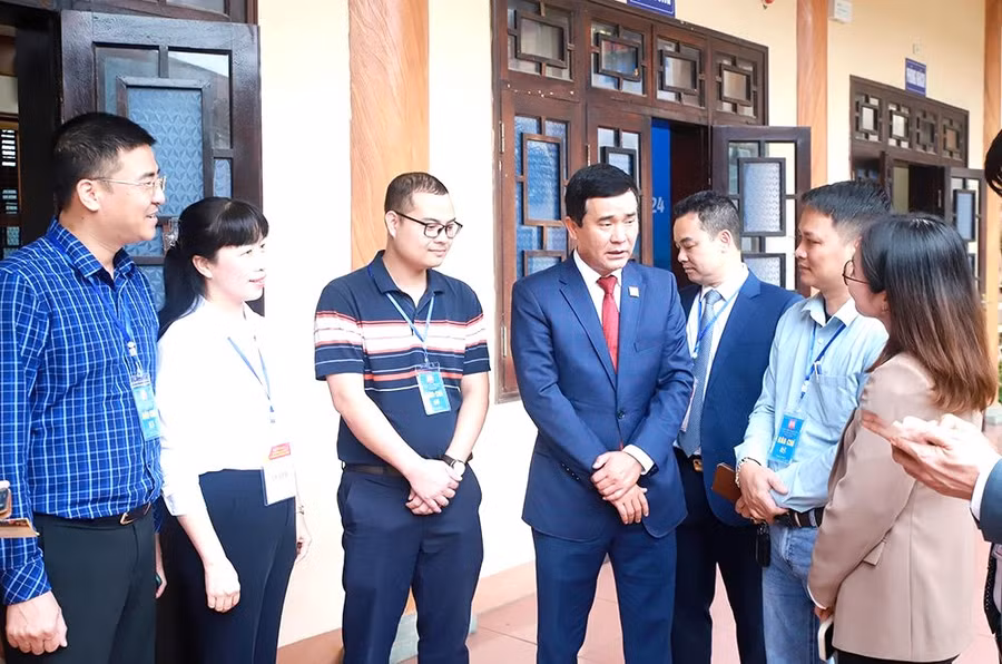 Ông Hồ Đại Dũng - Phó Chủ tịch UBND tỉnh Phú Thọ trao đổi với nhà báo, phóng viên bên lề buổi họp báo thông tin về nội dung, chương trình tổ chức Giỗ Tổ Hùng Vương - Lễ hội Đền Hùng và Tuần Văn hoá - Du lịch Đất Tổ năm 2024.