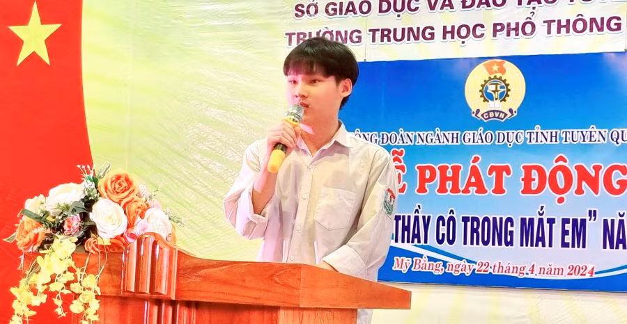 Em Phạm Quang Trường, học sinh lớp 12A2 trường THPT Tháng 10 gửi lời tri ân sắc tới các thầy giáo, cô giáo. Em Phạm Quang Trường, học sinh lớp 12A2 trường THPT Tháng 10 gửi lời tri ân sắc tới các thầy giáo, cô giáo.