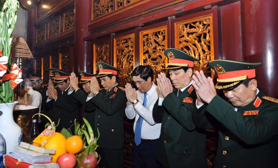 Lãnh đạo Quân ủy Trung ương, Bộ Quốc phòng và lãnh đạo tỉnh Phú Thọ dâng hương tri ân công đức các Vua Hùng tại Đền Thượng. Lãnh đạo Quân ủy Trung ương, Bộ Quốc phòng và lãnh đạo tỉnh Phú Thọ dâng hương tri ân công đức các Vua Hùng tại Đền Thượng.