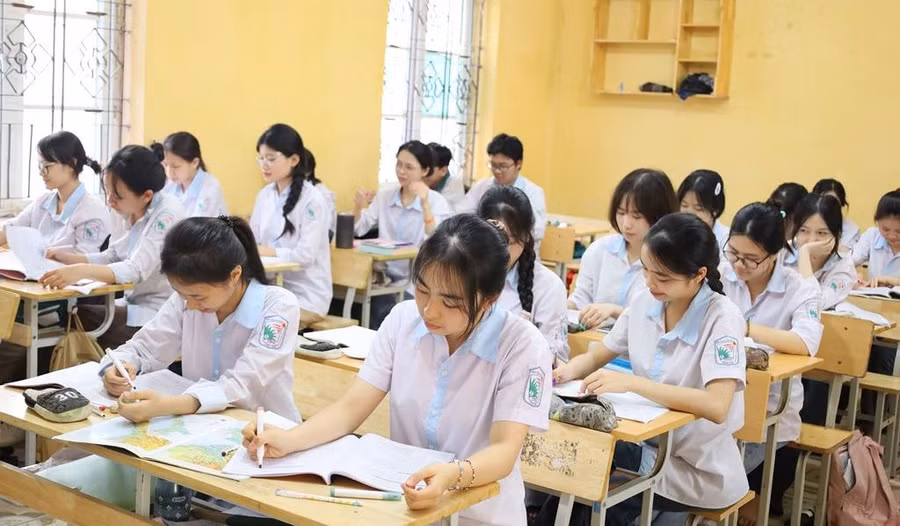 Năm 2023 - 2024 Trường THPT Long Châu Sa có tổng số 404 học sinh tham dự kỳ thi tốt nghiệp.