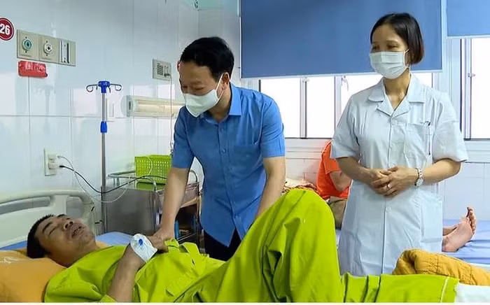 Ông Đỗ Đức Duy, Bí thư Tỉnh uỷ Yên Bái thăm hỏi các nạn nhân. Ông Đỗ Đức Duy, Bí thư Tỉnh uỷ Yên Bái thăm hỏi các nạn nhân.