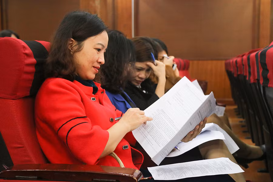 Đại biểu ghi ý kiến góp ý, chỉnh lý về chính sách nhà giáo trong dự thảo Luật Giáo dục (sửa đổi)