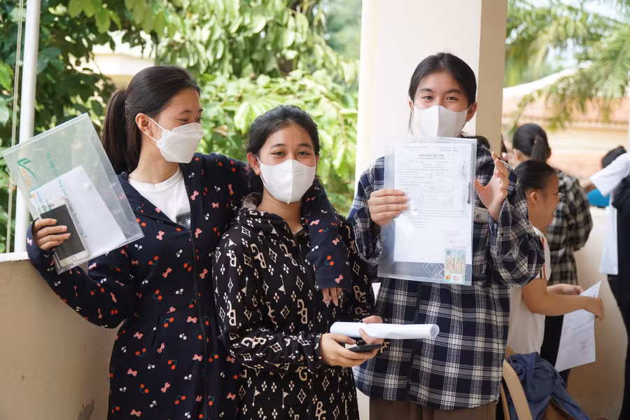 Đưa chuyến đò đến trước trạm cuối, phần còn lại thầy cô mong học sinh hãy tự tin để có kết quả tốt nhất tại kỳ vượt "vũ môn". Ảnh: Hồ Lài.