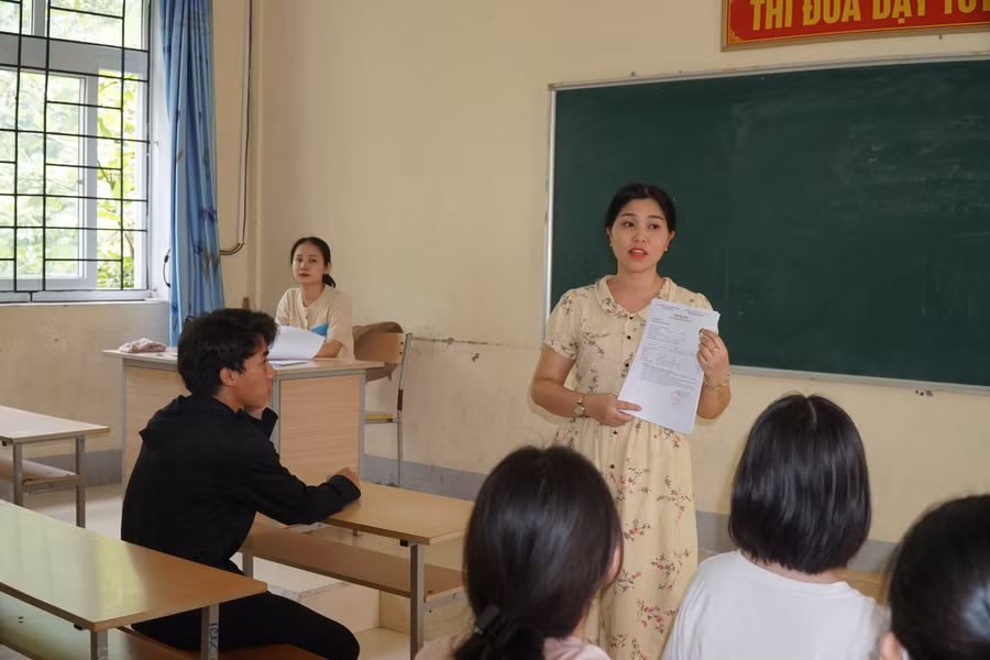 Giám thị phổ biến quy chế thi và lưu ý thí sinh mang thẻ dự thi trong tất cả buổi thi tốt nghiệp THPT. Ảnh: Hồ Lài.