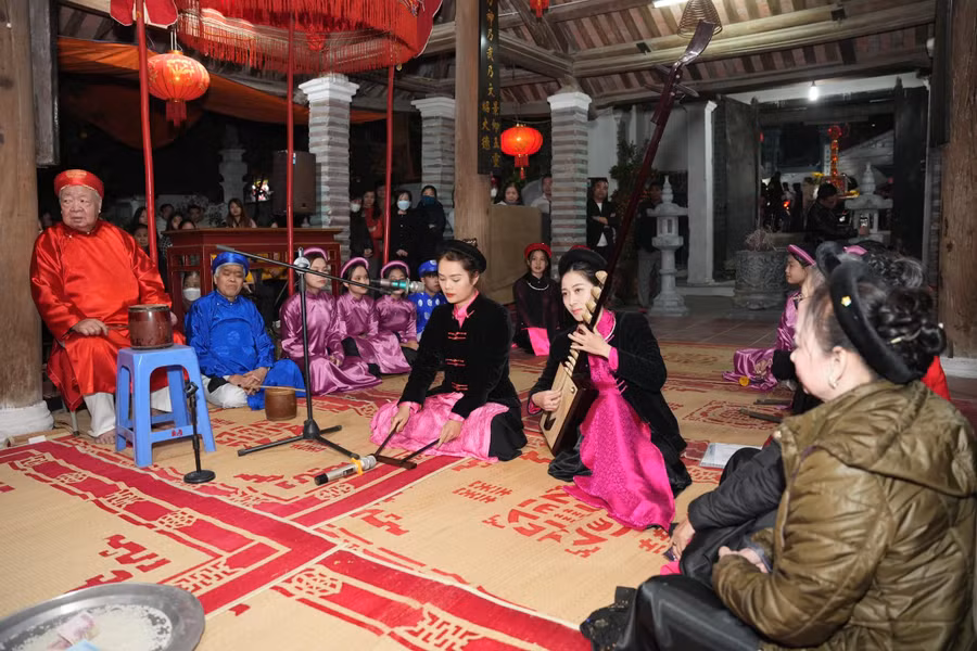 Các ca nương, đào đàn biểu diễn Hát thờ cửa Đình của bộ môn nghệ thuật Ca trù tại Đình làng Ngãi Cầu năm 2023. Các ca nương, đào đàn biểu diễn Hát thờ cửa Đình của bộ môn nghệ thuật Ca trù tại Đình làng Ngãi Cầu năm 2023.