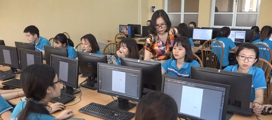 Một giờ học thiết kế mẫu trên máy tính của sinh viên Trường ĐH Công nghiệp Dệt may Hà Nội