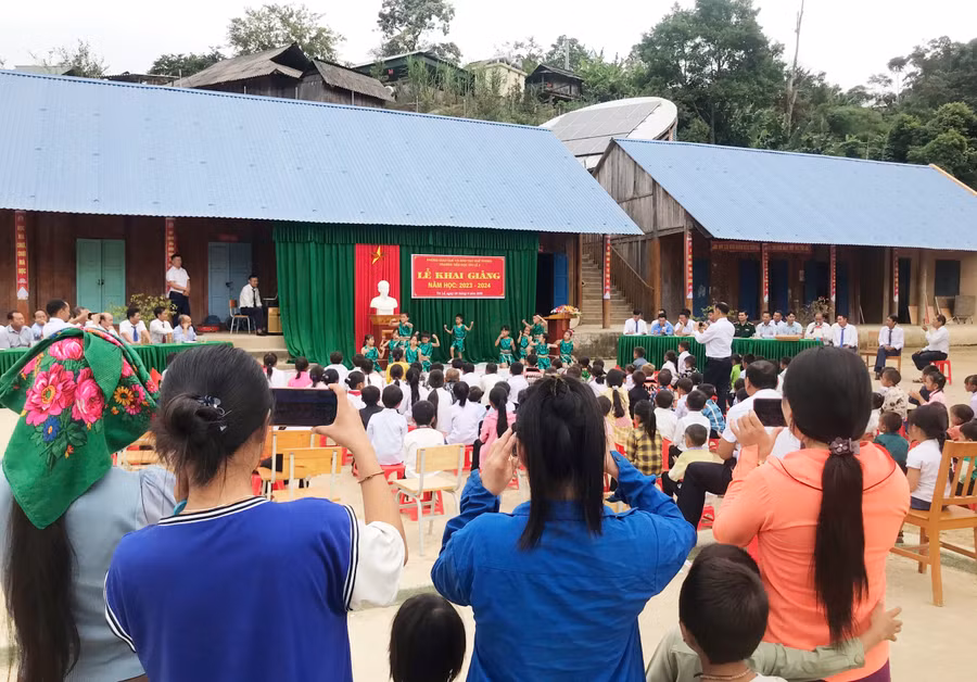 Nhiều phụ huynh cũng đến trường dự lễ khai trường và ghi lại hình ảnh đáng nhớ của con. Ảnh: Hồ Lài.