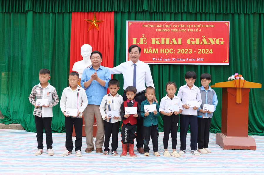 Để động viên học sinh khó khăn vươn lên trong học tập, chính quyền địa phương và nhà trường đã tặng quà cho các em nhân dịp khai giảng năm học mới. Ảnh: Hồ Lài.