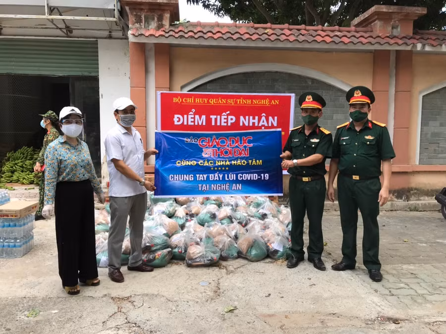 BCH Hội nhà báo tỉnh Nghệ An nhận và chuyển tiếp quà hỗ trợ của Báo GD&amp;TĐ đến "Gian hàng 0 đồng"