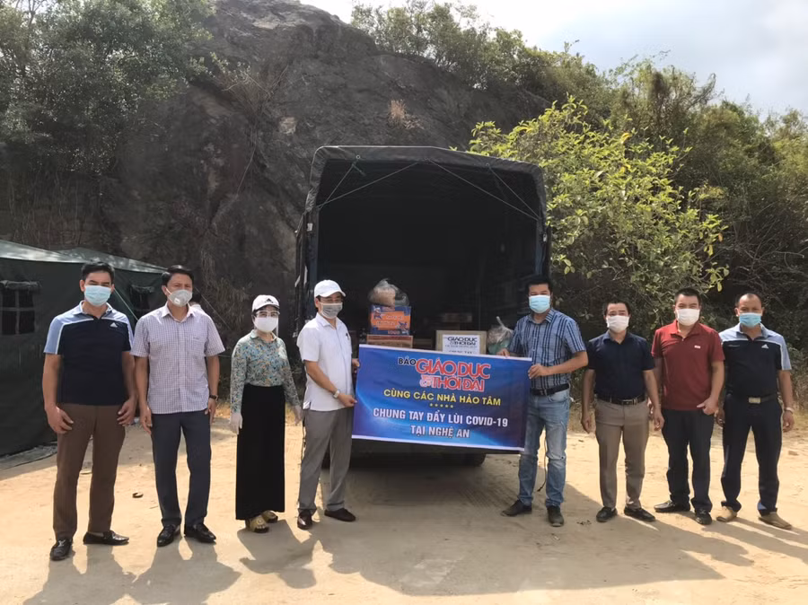 VP đại diện Báo GD&TĐ Miền Trung - Tây Nguyên trao quà hỗ trợ người dân khó khăn, lực lượng trực chốt phòng dịch tại Nghệ An
