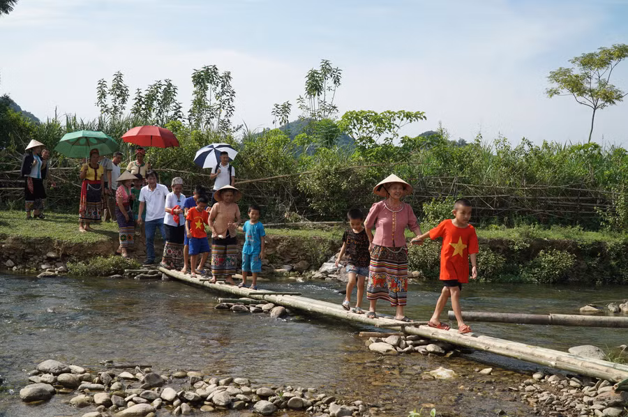 Nghệ An có nhiều bản làng vùng sâu vùng xa, vào mùa mưa lũ, nước suối dâng cao ảnh hưởng đến đi lại của người dân và việc đến trường của học sinh. Nghệ An có nhiều bản làng vùng sâu vùng xa, vào mùa mưa lũ, nước suối dâng cao ảnh hưởng đến đi lại của người dân và việc đến trường của học sinh.