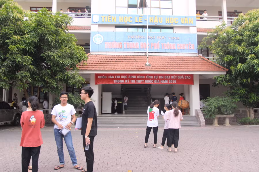 Điểm thi Trường THPT chuyên ĐH Vinh có 15 phóng thi môn Tổ hợp tự nhiên Điểm thi Trường THPT chuyên ĐH Vinh có 15 phóng thi môn Tổ hợp tự nhiên