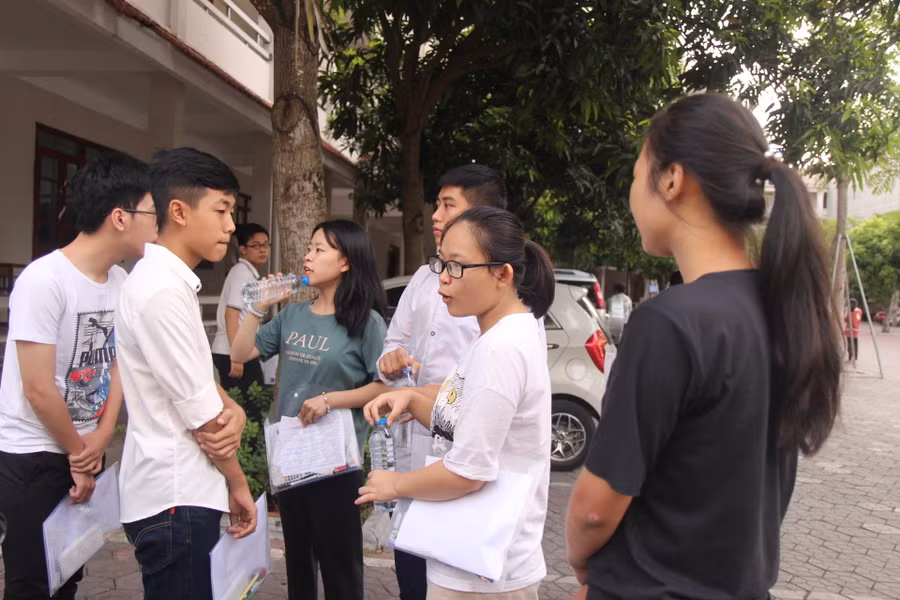 Trao đổi với nhau bài thi hôm trước đó Trao đổi với nhau bài thi hôm trước đó
