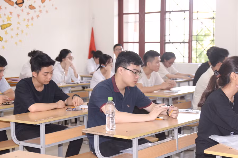Thí sinh tại điểm thi THPT chuyên Đại học Vinh. Thí sinh tại điểm thi THPT chuyên Đại học Vinh.