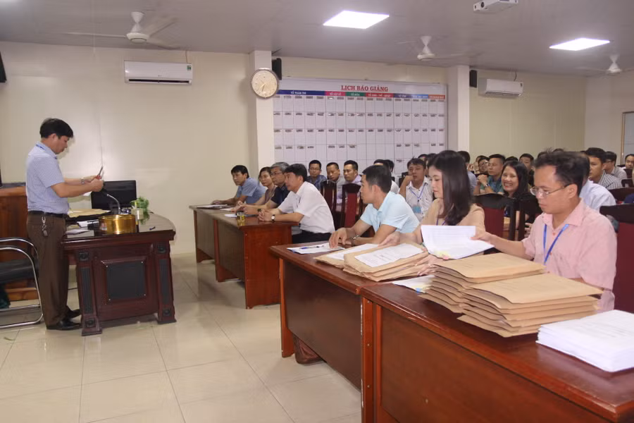 Họp Hội đồng coi thi, quán triệt những vấn đề cần lưu ý trước giờ thi Họp Hội đồng coi thi, quán triệt những vấn đề cần lưu ý trước giờ thi