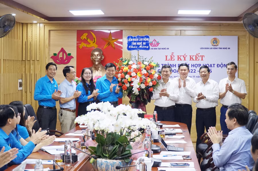Liên đoàn Lao động tỉnh Nghệ An chúc mừng Sở GD&amp;ĐT nhân dịp kỷ niệm 40 năm ngày Nhà giáo Việt Nam.