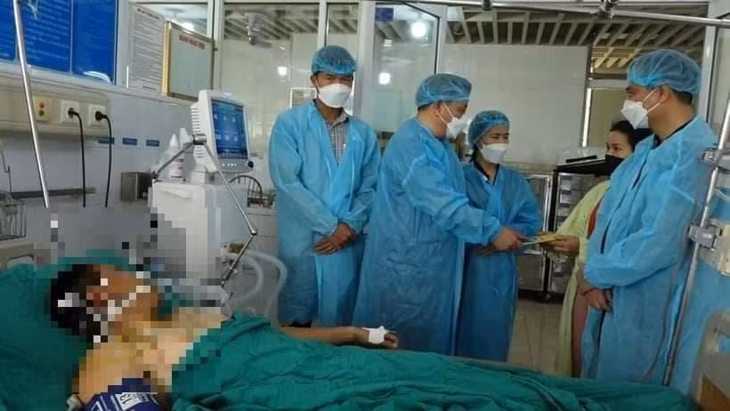 Anh Phan Duy đang được điều trị tại Bệnh viện Bỏng quốc gia.