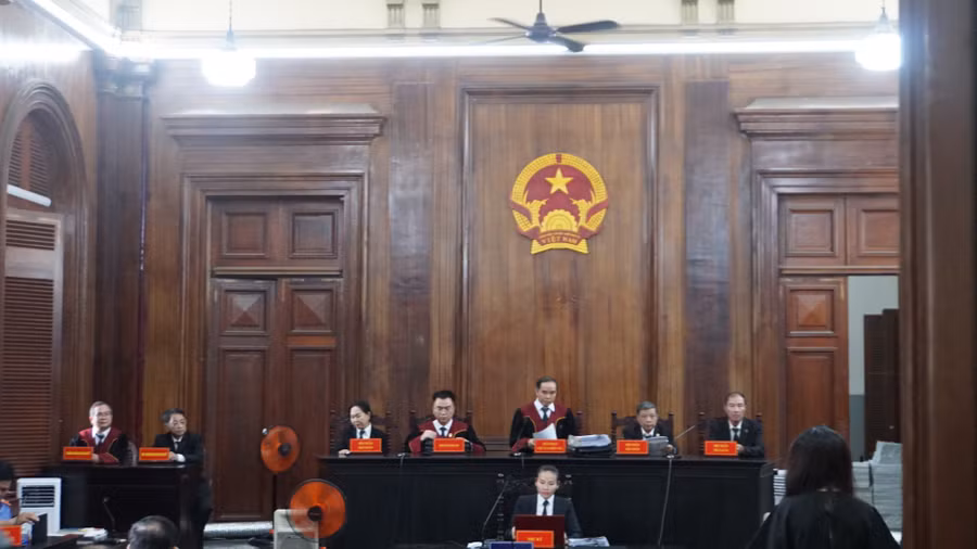 Phiên tòa xét xử ông Trần Quí Thanh và 2 con gái Trần Uyên Phương, Trần Ngọc Bích. (Ảnh: Lê Nam)