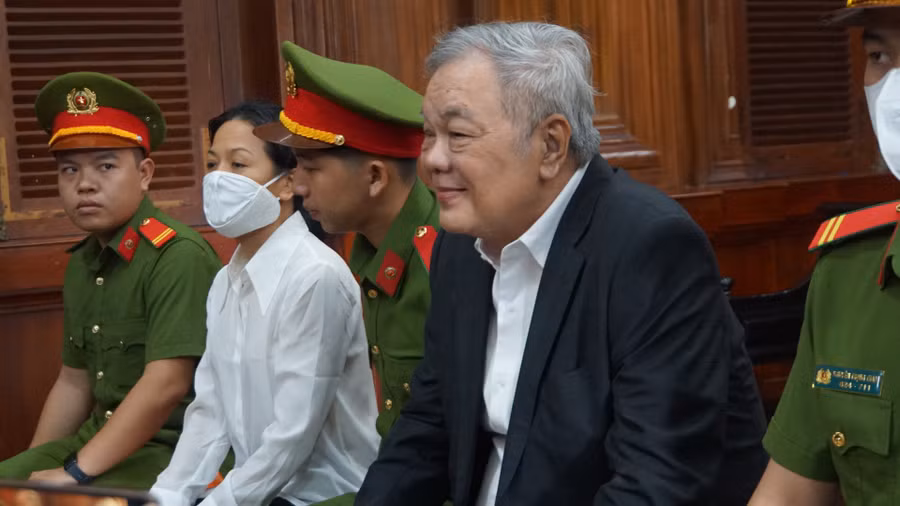 Ông Trần Quí Thanh và bà Trần Uyên Phương tại tòa, sáng 23/4. (Ảnh: Lê Nam)