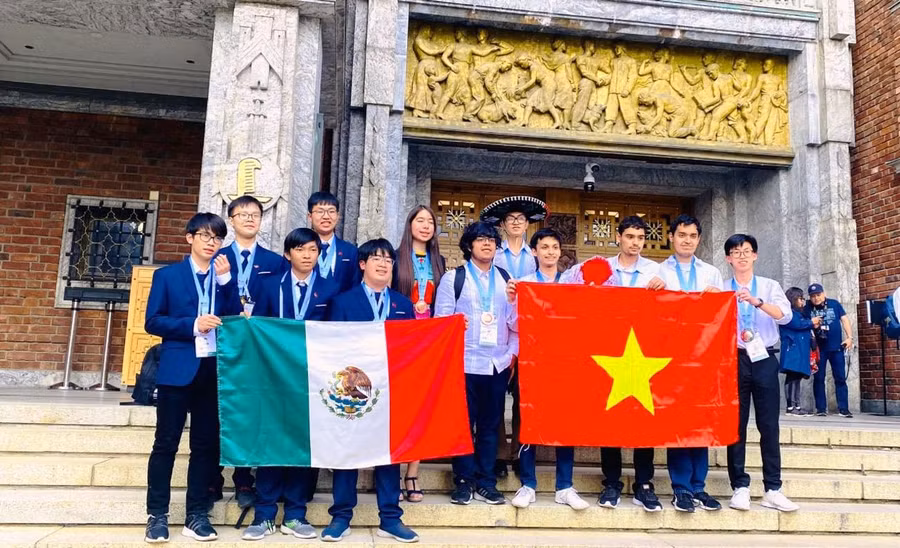 Nguyễn Đại Dương (đầu tiên từ phải qua) cùng thí sinh đến từ các quốc gia tham dự Olympic Toán quốc tế 2022.
