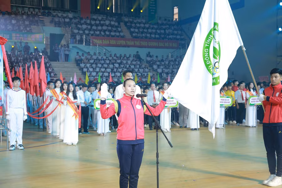 Phù Thị Lan Anh, vận động viên môn Karate đơn vị TP Biên Hoà thay mặt các vận động viên đọc tuyên thệ. Ảnh: Phúc Minh. Phù Thị Lan Anh, vận động viên môn Karate đơn vị TP Biên Hoà thay mặt các vận động viên đọc tuyên thệ. Ảnh: Phúc Minh.
