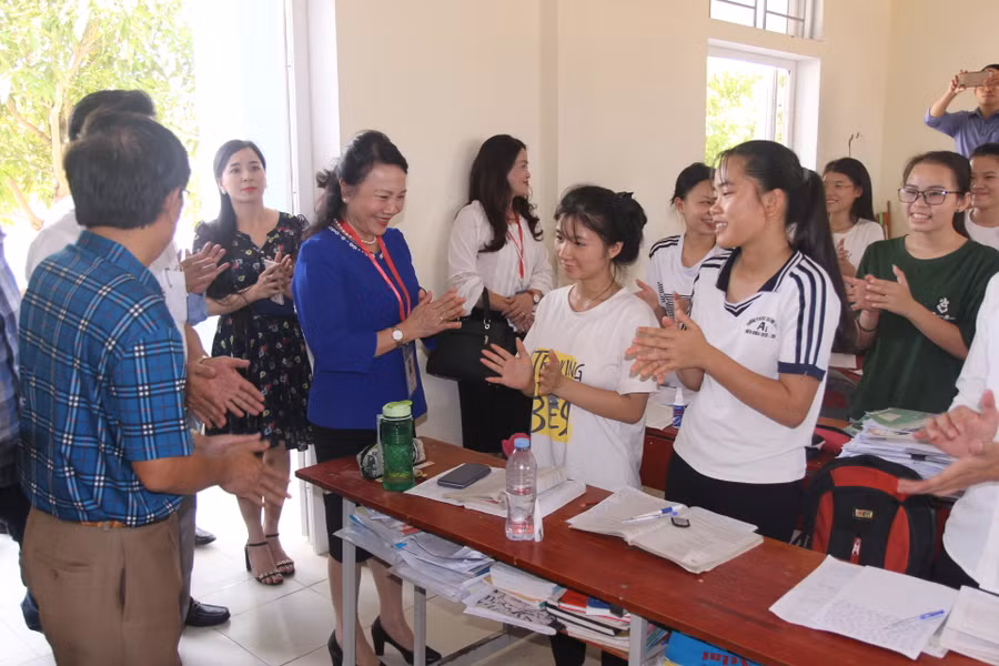 Thứ trưởng Nguyễn Thị Nghĩa trong dịp về thăm cô trò lớp 12C2 Trường THPT DTNT số 2 Nghệ An