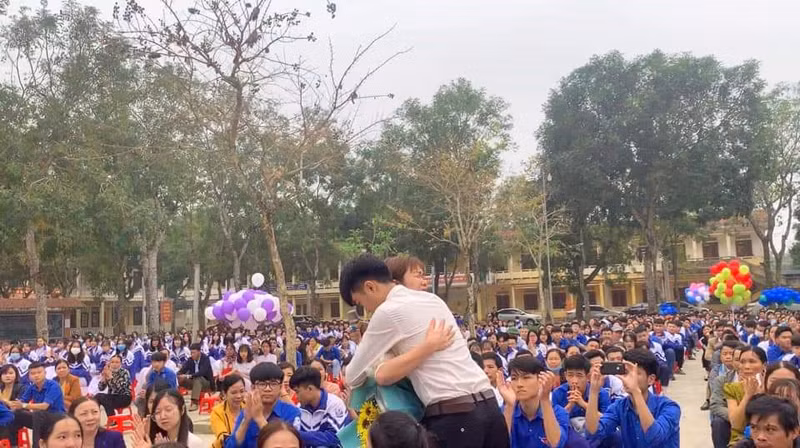 Lễ tri ân đong đầy cảm xúc của học sinh Trường THPT Triệu Sơn 3 (huyện Triệu Sơn, Thanh Hóa).