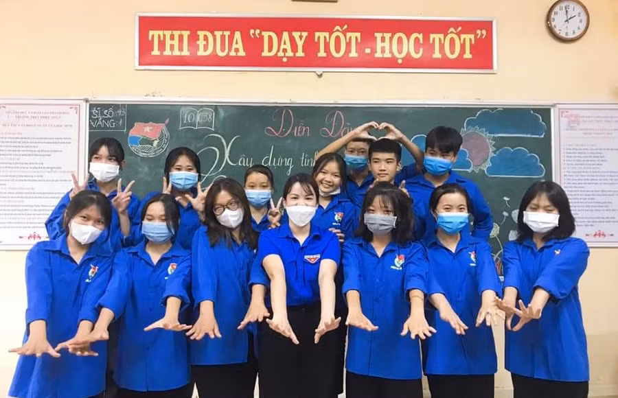 Bí thư Đoàn Trường THPT Triệu Sơn 3 – Nguyễn Thị Hoài (người giữa) cùng đoàn viên nhà trường tại buổi diễn đàn: Xây dựng tình bạn đẹp – Nói không với bạo lực học đường.
