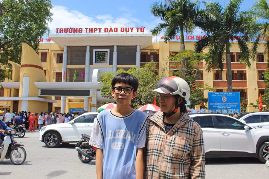 Em Trần Đình Vinh (Trường THCS Quang Trung, TP Thanh Hóa) và mẹ trong ngày thi cuối cùng.