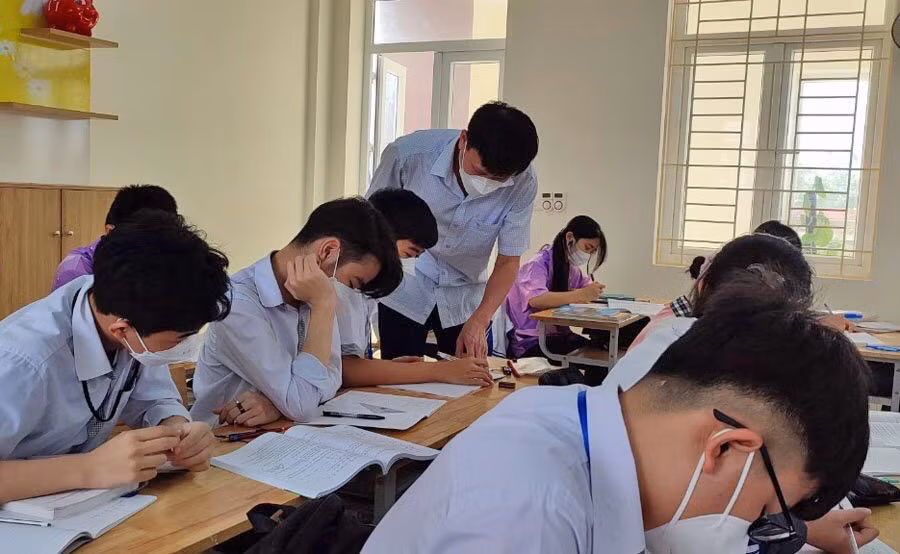 Thầy Cao Thế Anh, giáo viên môn Toán - Trường THCS Nguyễn Du (huyện Quảng Xương, Thanh Hóa) tận tình chỉ bảo học trò ôn tập.