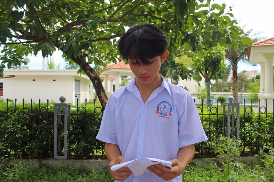 Em Lê Trọng Lộc (Trường THCS Nhữ Bá Sỹ, Hoằng Hóa) xem lại đề thi môn Ngữ văn sau khi đã hoàn thành bài thi.