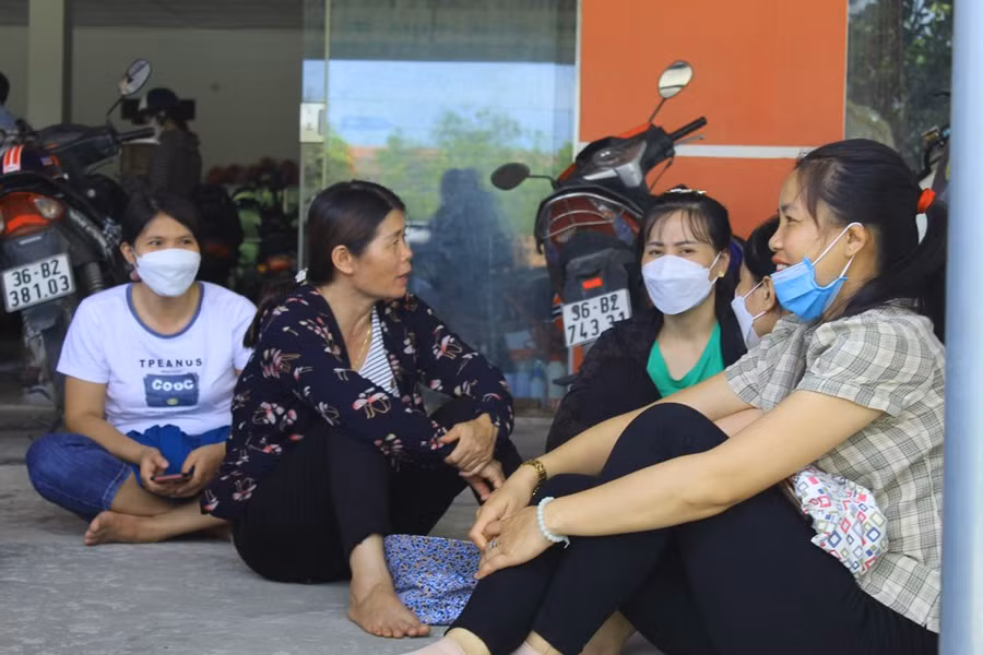Phụ huynh chờ đợi con, em mình dự thi.