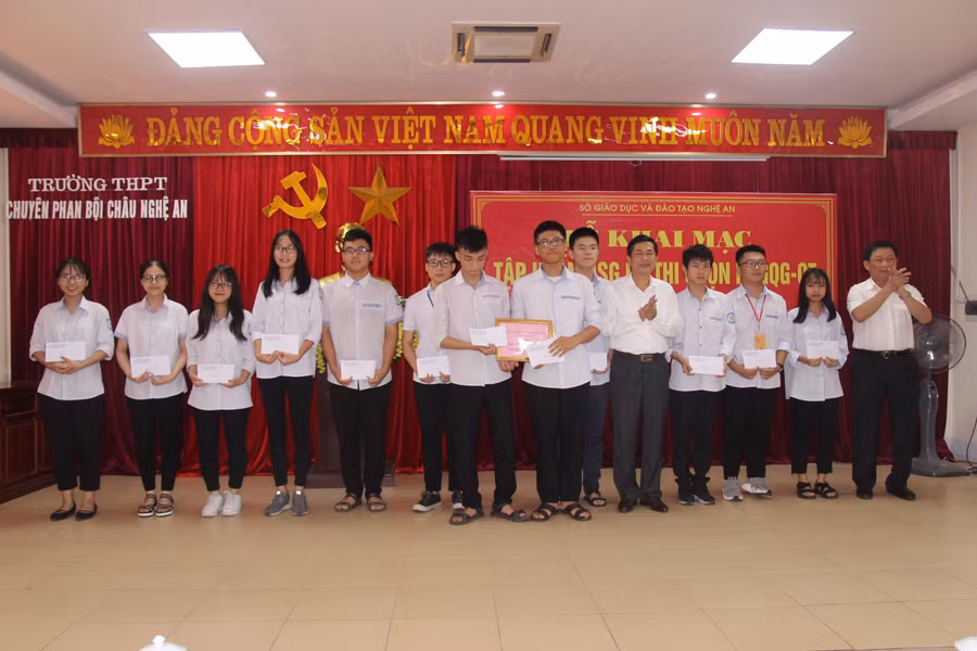 Lãnh đạo Sở GD&ĐT trao học bổng cho học sinh các đội tuyển dự thi chọn HSG quốc gia, quốc tế năm học 2019 -2020.