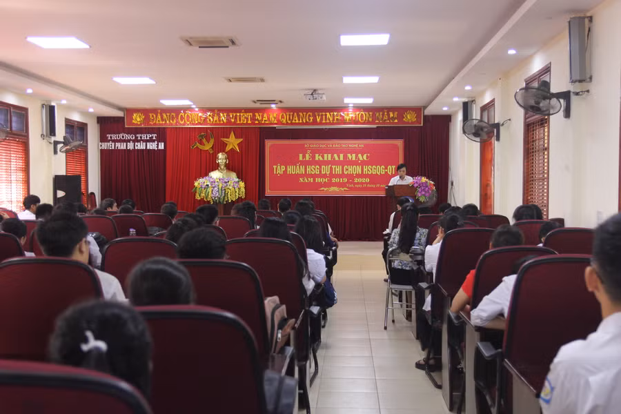 Nghệ An có 102 học sinh dự thi chọn HSG quốc gia và có 2 em đặc cách vào thi chọn đội tuyển quốc gia dự thi Olympic quốc tế Nghệ An có 102 học sinh dự thi chọn HSG quốc gia và có 2 em đặc cách vào thi chọn đội tuyển quốc gia dự thi Olympic quốc tế