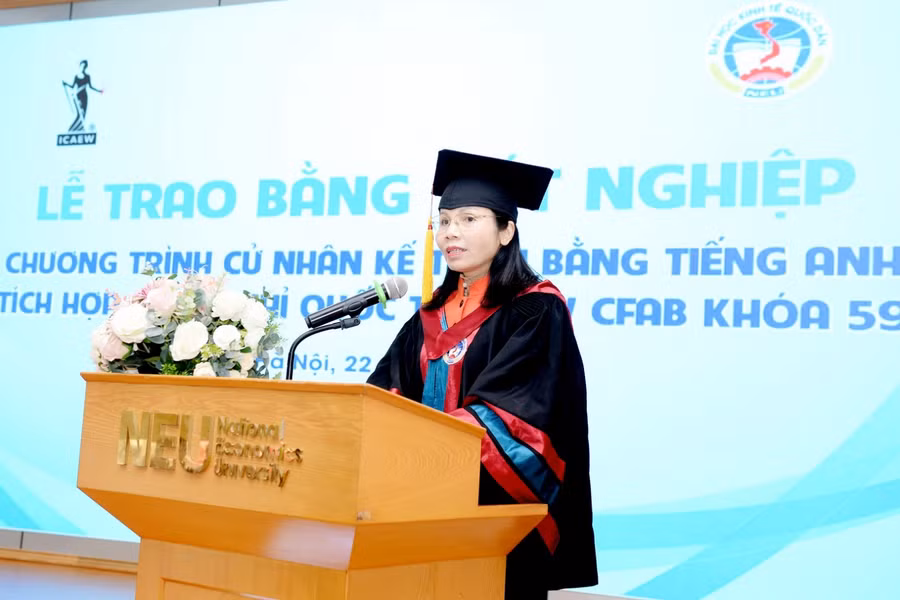 GS.TS Trần Thị Vân Hoa - Phó Hiệu trưởng trường Đại học Kinh tế Quốc dân phát biểu tại Lễ trao bằng tốt nghiệp