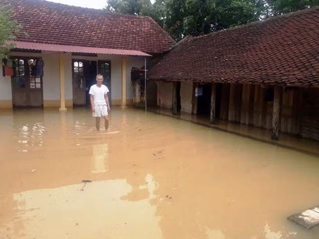 Một gia đình người dân ở xã Quảng Phú bị nước ngập vào.