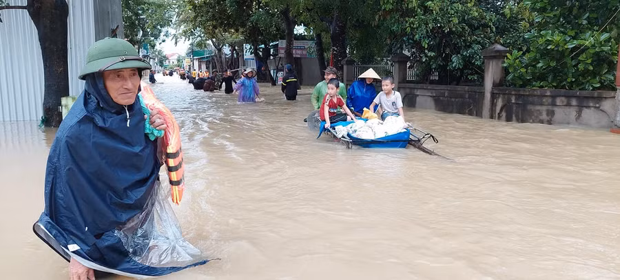 Người dân Quỳnh Lưu sơ tán do mưa lớn liên tục khiến khu dân cư bị ngập sâu trong nước. Ảnh: Mặt trận Quỳnh Lưu.