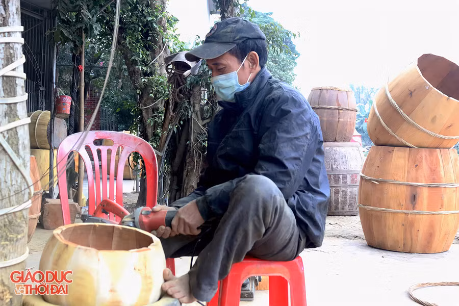 Dù đã lớn tuổi nhưng ông Cư vẫn miệt mài làm việc.