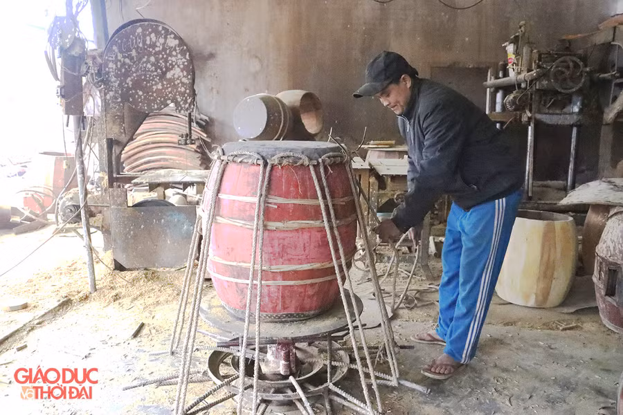 Công đoạn kích căng da trống vừa gõ thử âm thanh.
