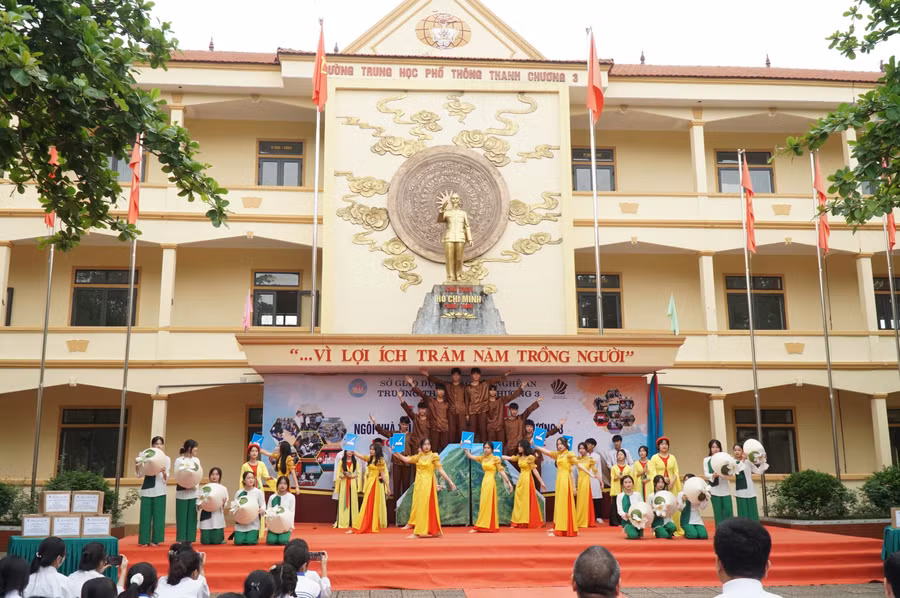 Chương trình nghệ thuật của học sinh Trường THPT Thanh Chương 3 tại lễ ra mắt Ngôi nhà trí tuệ. Ảnh: Hồ Lài.