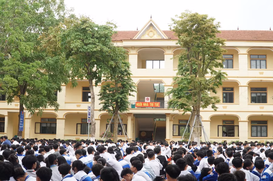 Ngôi nhà trí tuệ tại Trường THPT Thanh Chương 3 gồm một dãy nhà 3 tầng với 9 phòng chức năng, được xem là không gian học tập, giao lưu văn hóa và học thuật cho cả thầy và trò vùng nông thôn Nghệ An. Ảnh: Hồ Lài.