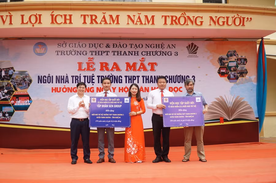 Các nhà tài trợ, đồng hành tặng sách cho Ngôi nhà trí tuệ Trường THPT Thanh Chương 3. Ảnh: Hồ Lài.