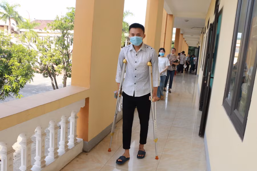 Thí sinh Thái Hồng Sơn hiện đang là công an nghĩa vụ, dự thi tại điểm thi Trường THPT DTNT tỉnh. Chiến sĩ công an trẻ tuổi này gặp tai nạn trước kỳ thi 2 tháng. Đến ngày thi, Hồng Sơn vẫn chưa thể đi lại bình thường. Tuy nhiên, thí sinh này vẫn tự chống nạng tự vào điểm thi và lên phòng thi ở tầng 2.
