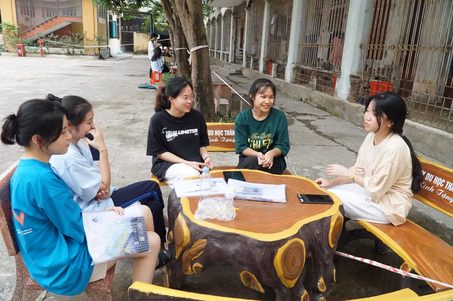 Học sinh nói chuyện với nhau thoải mái sau buổi thi tổ hợp buổi sáng và chuẩn bị bước vào môn thi cuối cùng - Ngoại ngữ.