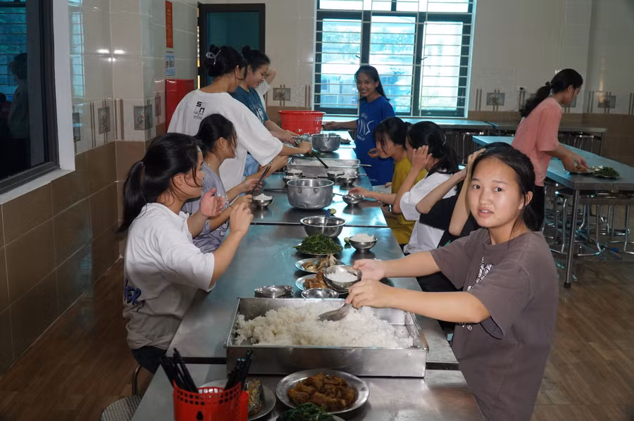 Trong những ngày thi, khẩu phần ăn của học sinh được tăng thêm để đảm bảo sức khỏe, dinh dưỡng.