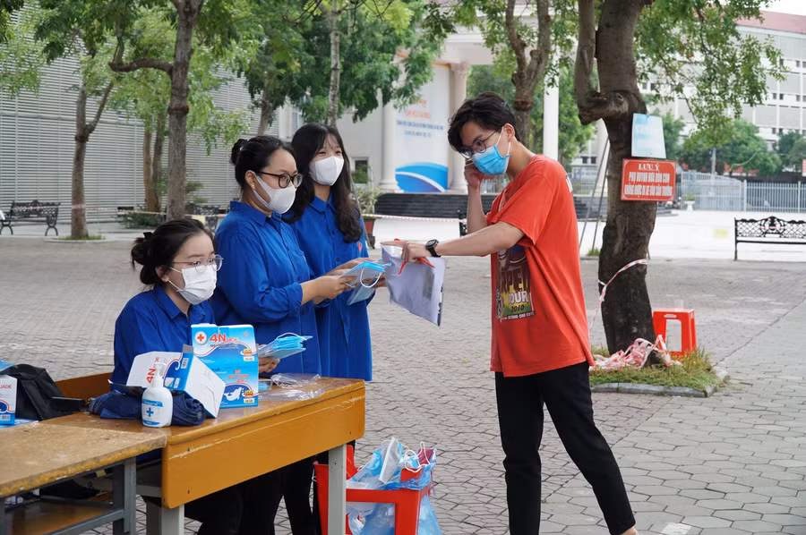 Đoàn thanh niên tình nguyện thay khẩu trang cho thí sinh trước khi vào phòng thi tại điểm thi Trường THPT chuyên Đại học Vinh. Đoàn thanh niên tình nguyện thay khẩu trang cho thí sinh trước khi vào phòng thi tại điểm thi Trường THPT chuyên Đại học Vinh.